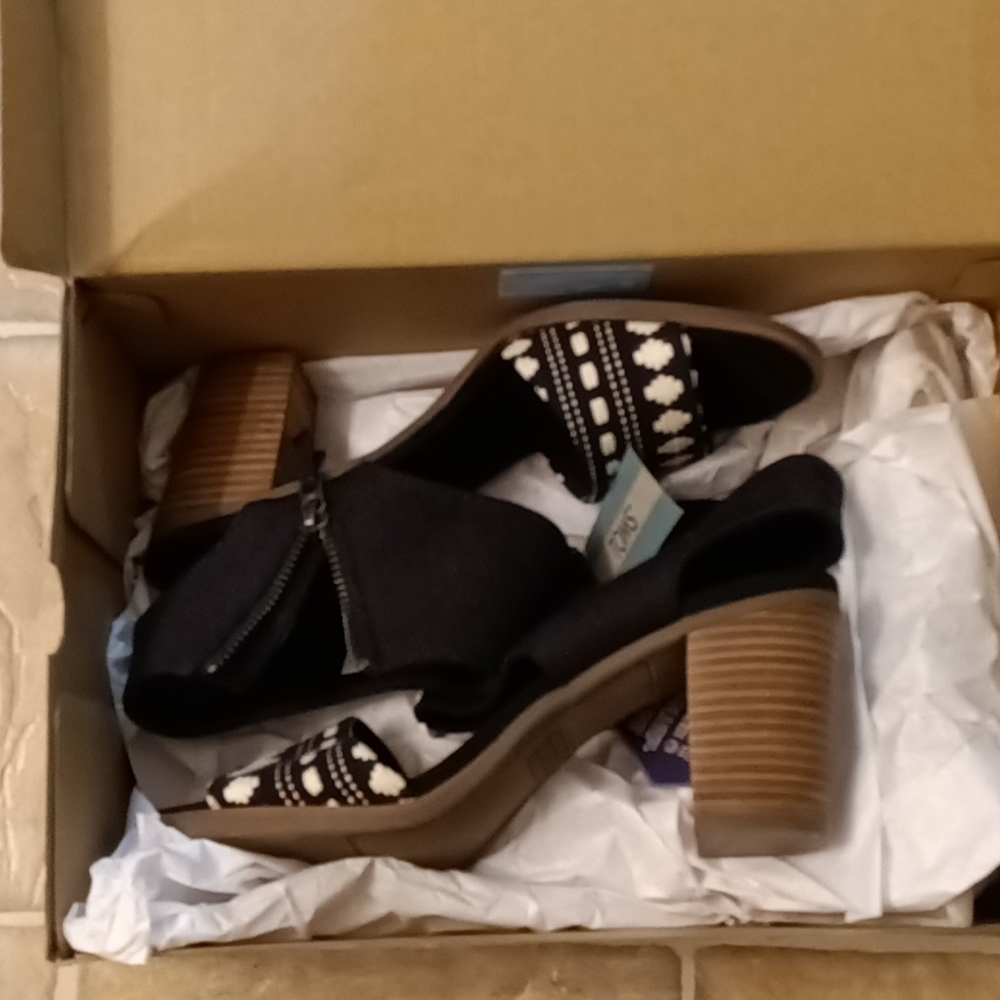 Band new Toms woman majorca cutout sandal.